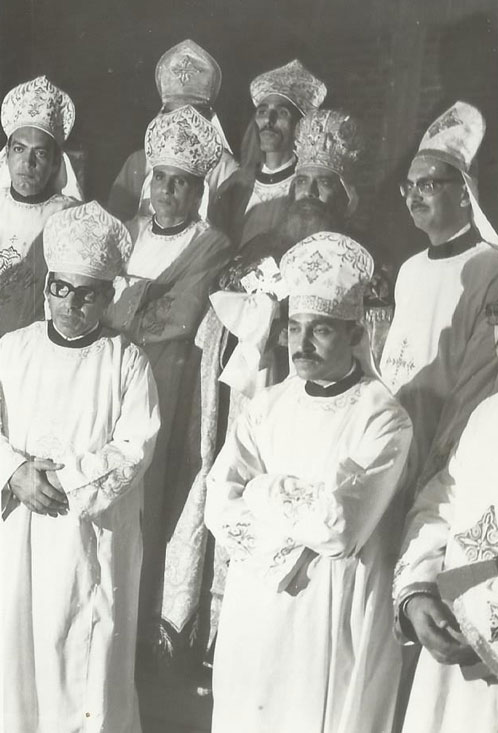 صورة تذكارية للاباء المرسومين جدد مع قداسة البابا شنودة الثالث